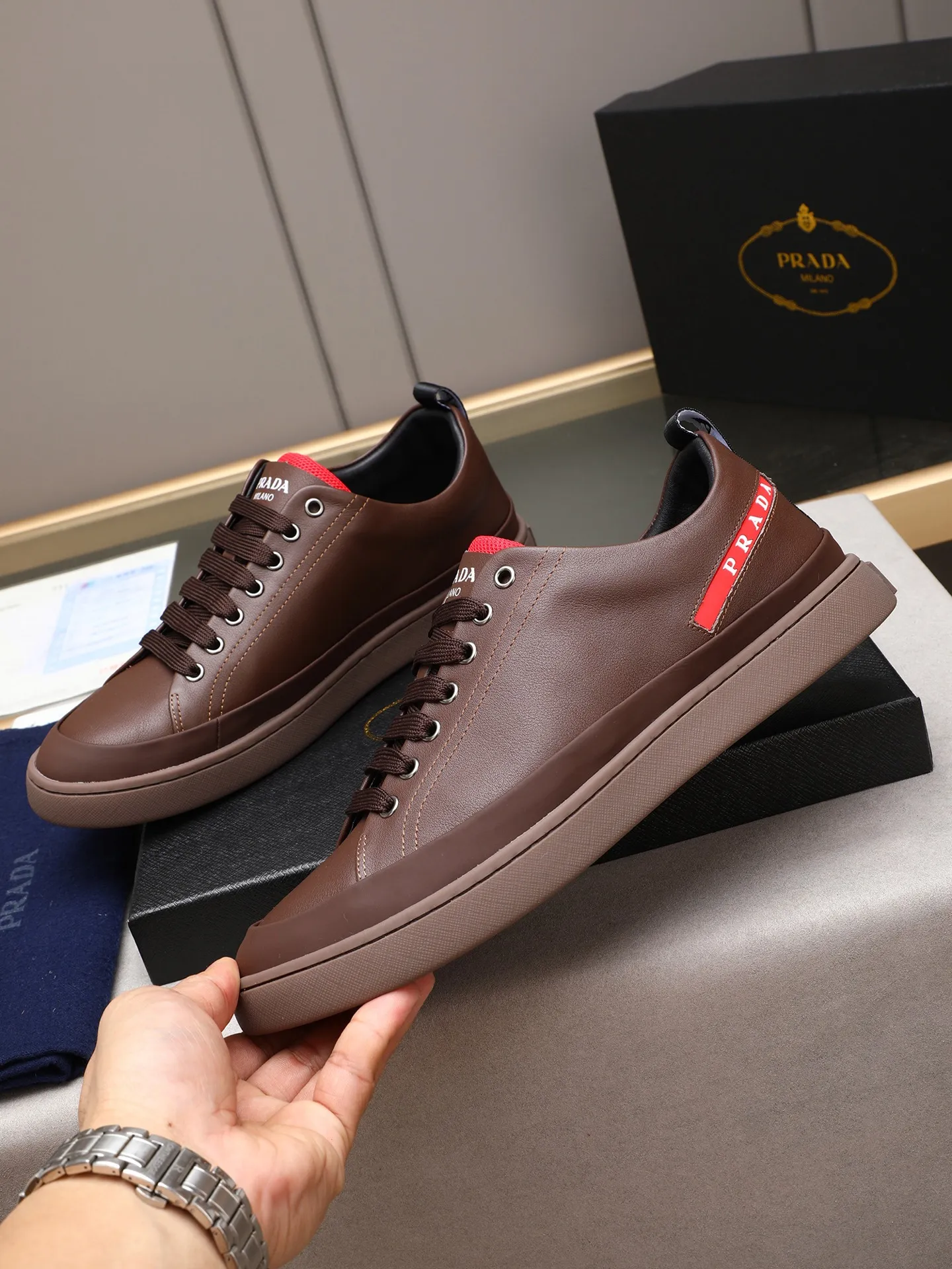 Men's shoes💰420💰 Brand: PRADA (Prada) Standard code: Men's code 38–44 (45 can be customized) Material: Original cowhide, breathable sheep lining Special outsole Style category: Men's fashionable casual sneakers Low-key luxury! Color: actual picture color